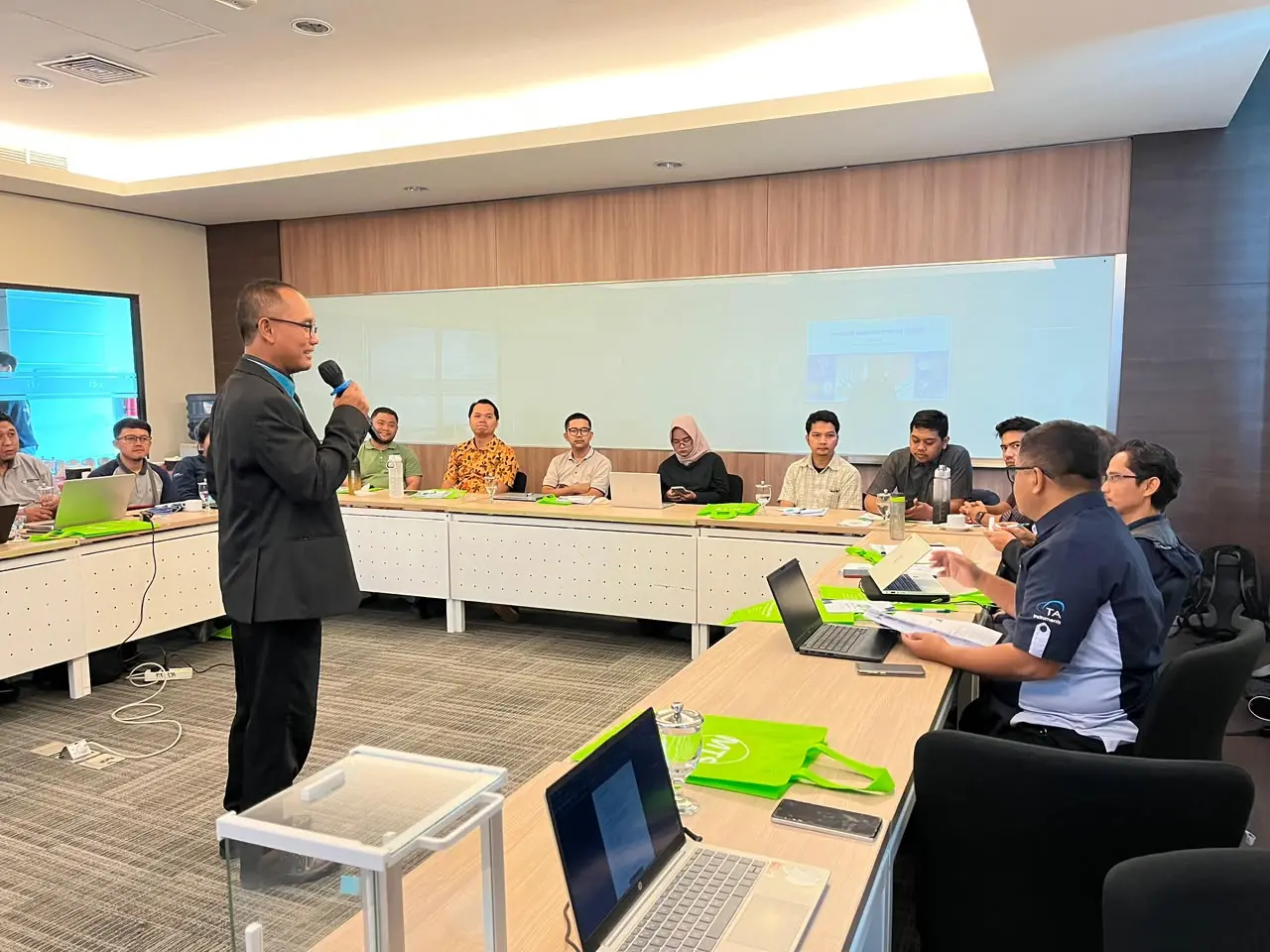 Sesi praktik bersama peserta training