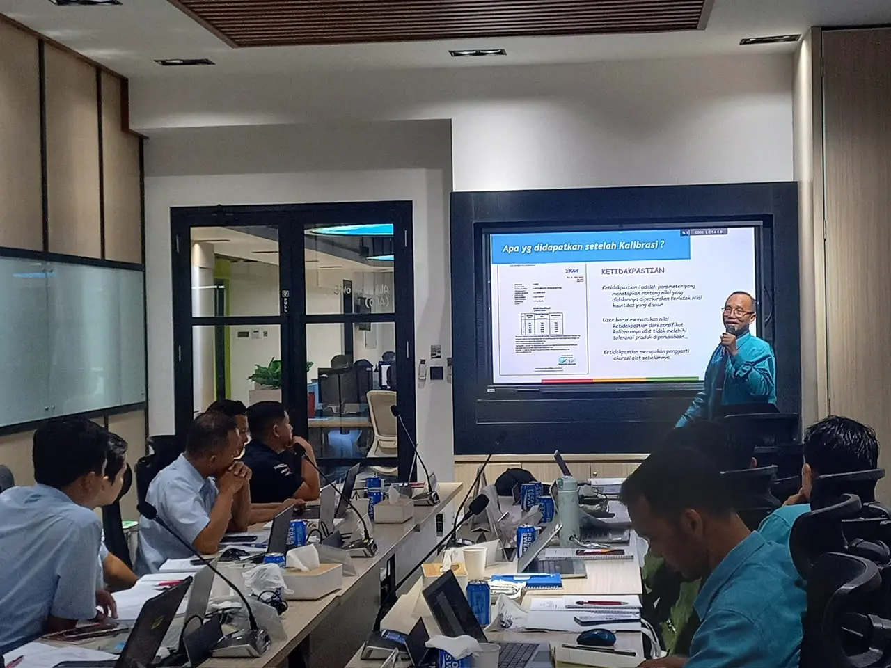 Trainer menjelaskan materi kepada peserta